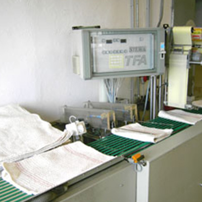 Faltmaschine in der Weberei Tumfart in Traberg